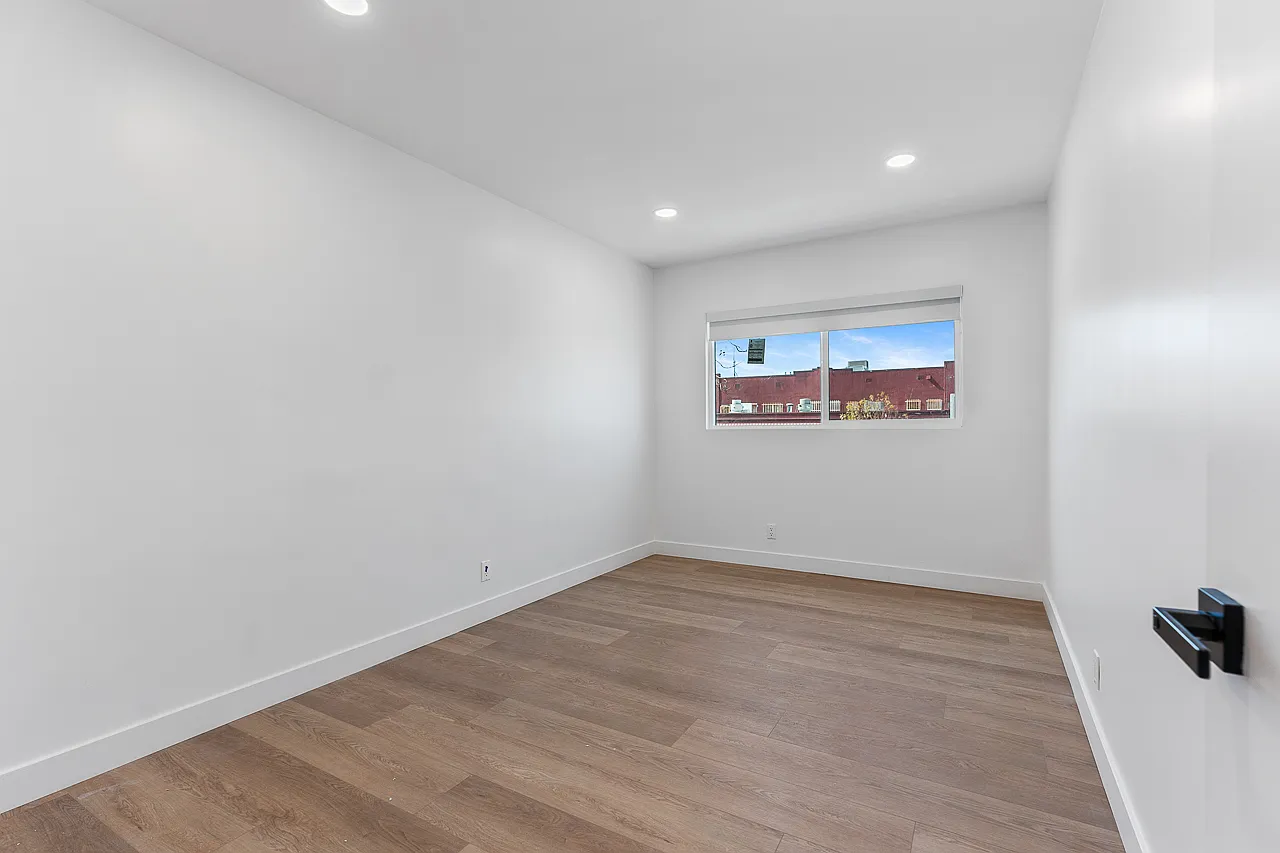 2 bed, 900 sqft, $3,300 — Photo 2