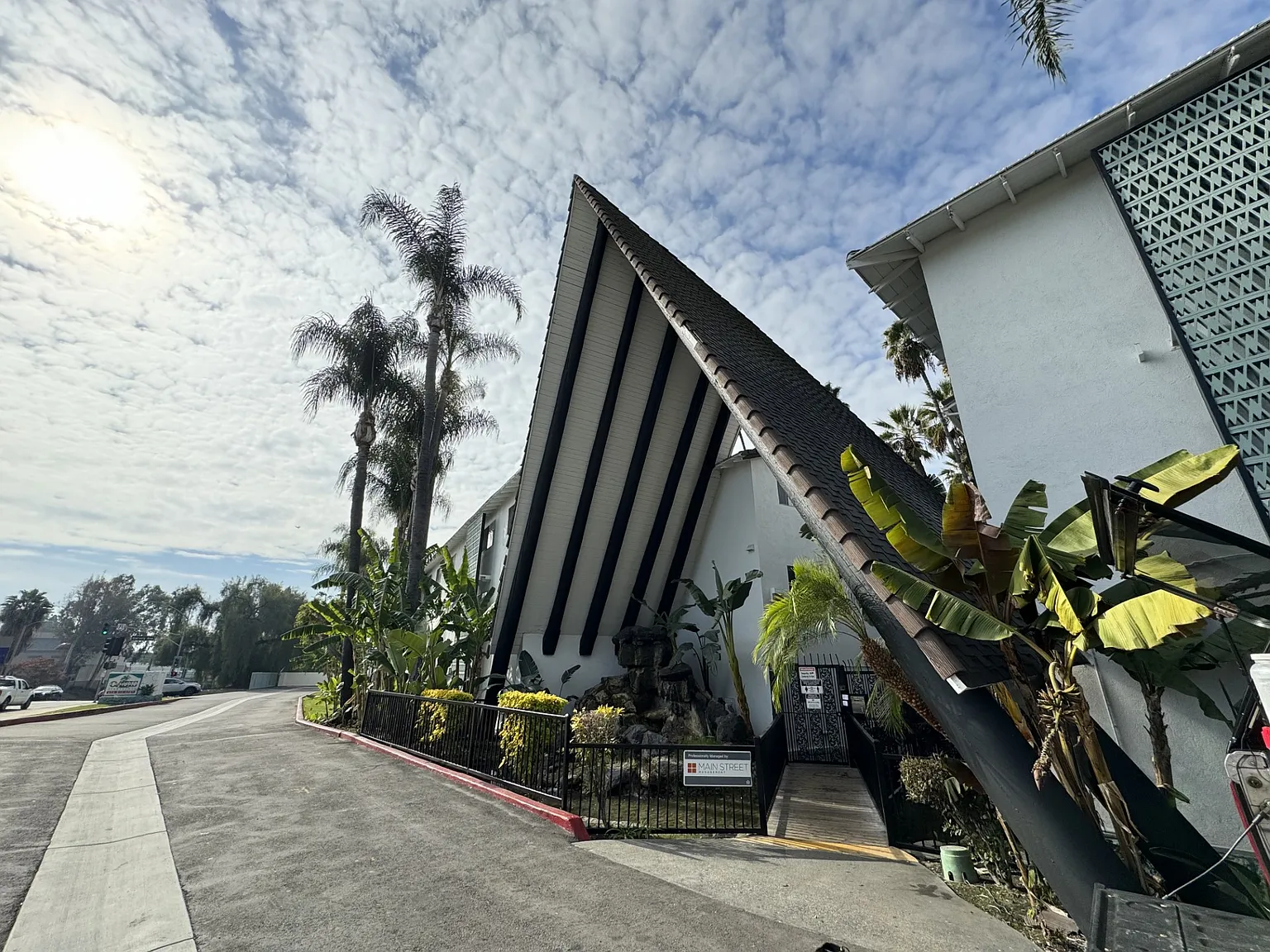 Oasis Apartments — Photo 1