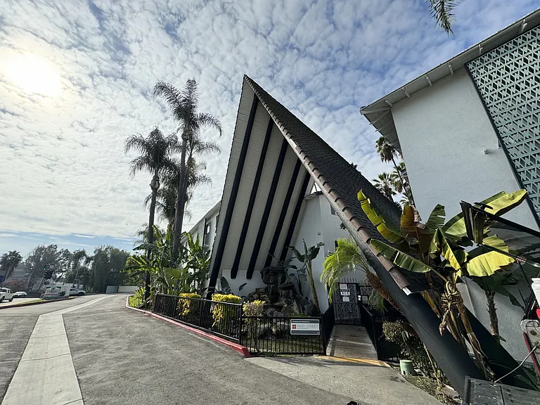 Oasis Apartments — Photo 2
