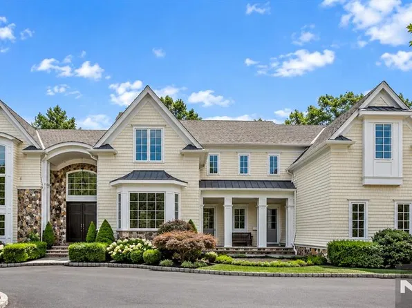 124 Essex Drive, Tenafly, NJ 07670