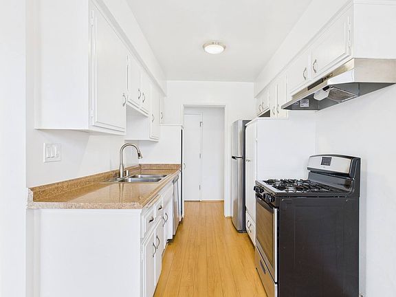 4th image of 2015 S Bentley Ave #8