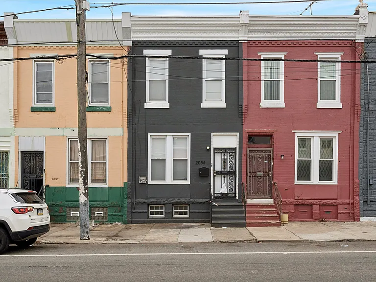 2054 W Glenwood Ave — Photo 2