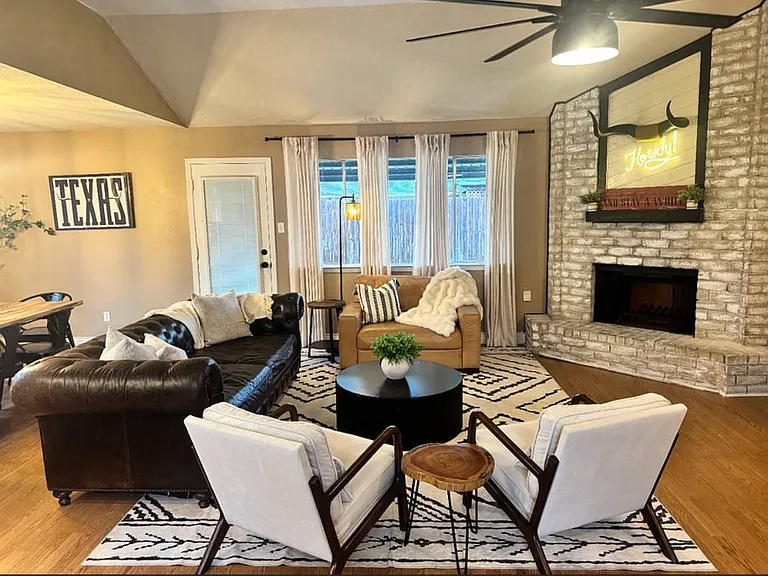 2406 Strait Ln — Photo 2