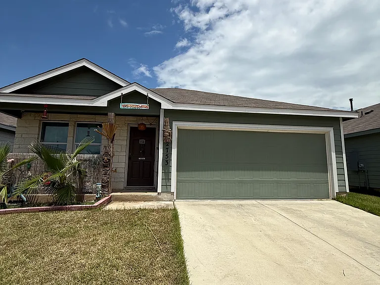 2753 Green Finch — Photo 1