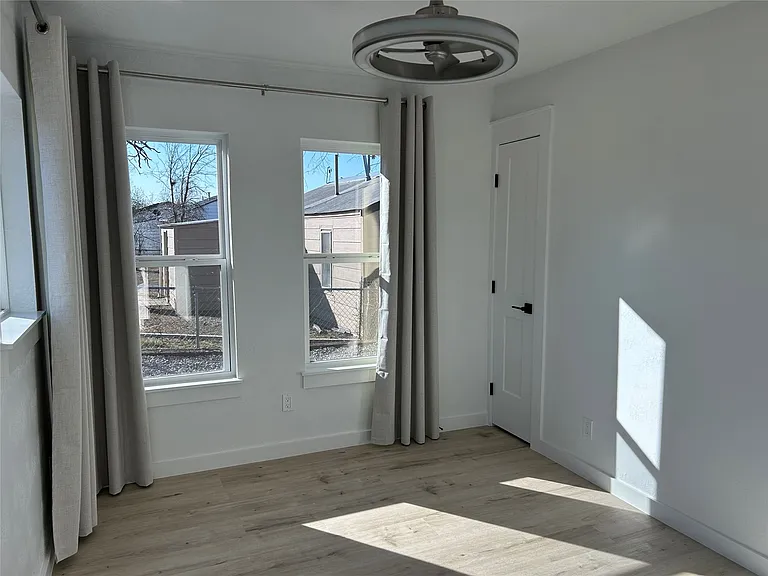 704 S Maryland Ave — Photo 7