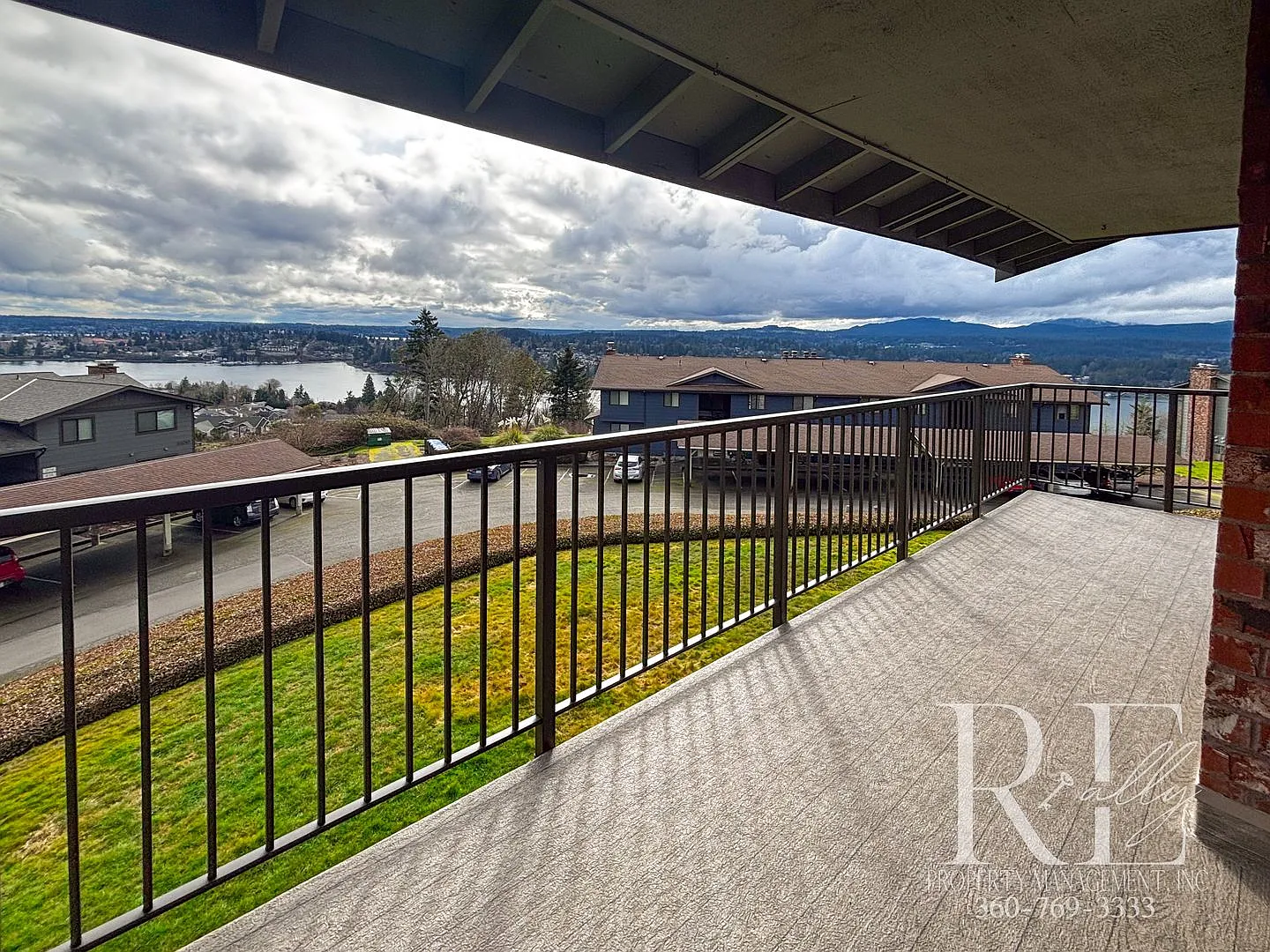 Skyline Serenity: Spacious Second-Floor Condo with Panoramic Views — Photo 3