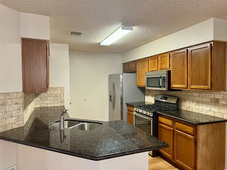 8628 Piney Creek Bnd — Photo 4