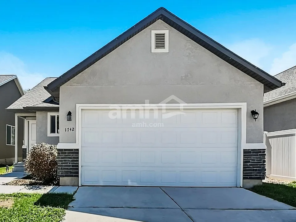 1742 E Shadow Dr