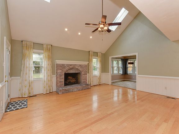 3rd image of 1612 Waterside Dr N