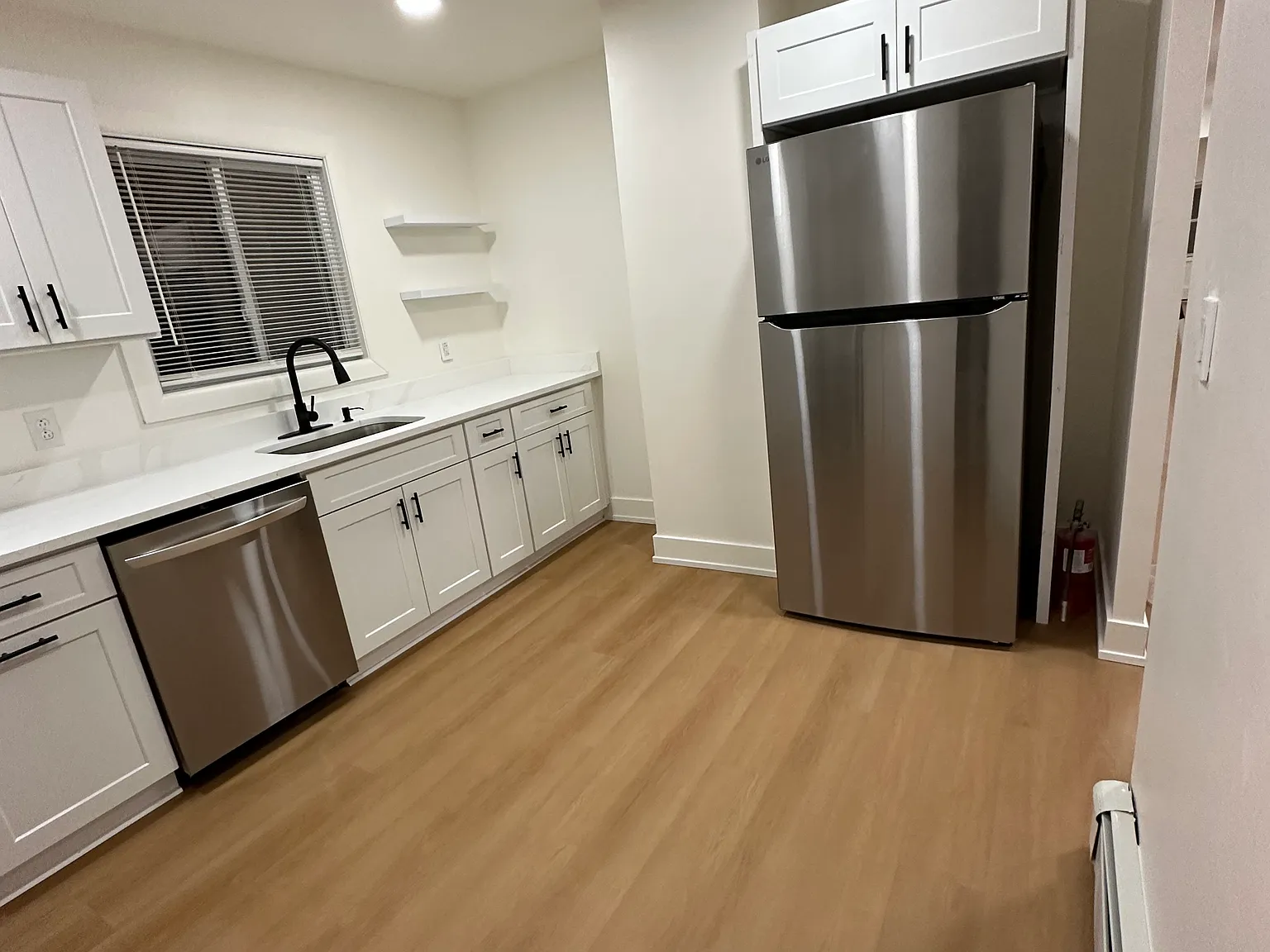 3 bed, 1000 sqft, $2,395 — Photo 4