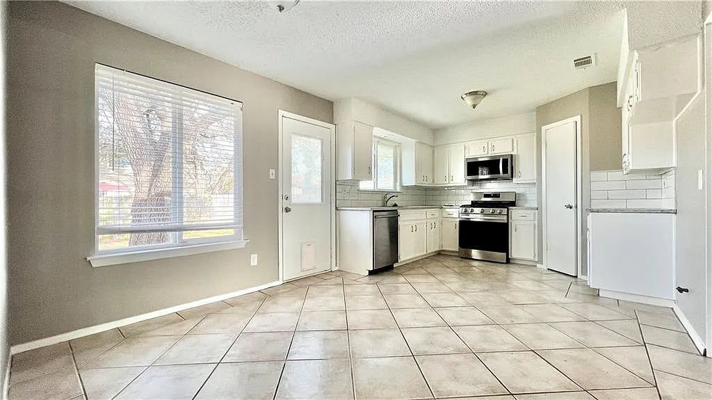 4 bed, 2.0 bath, 1608 sqft, $2,100 — Photo 1