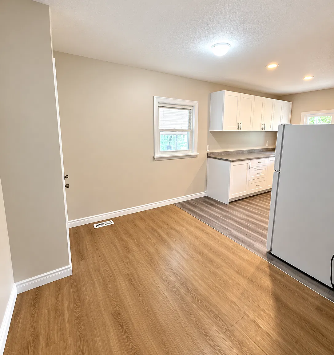 17 Laverne Ave Upper — Photo 3