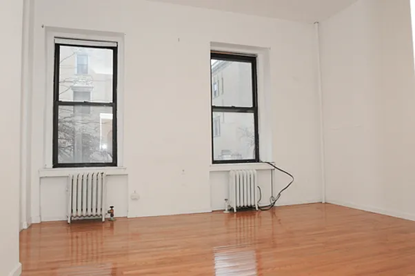 Rented by Perry Associates NYC Inc | media 10