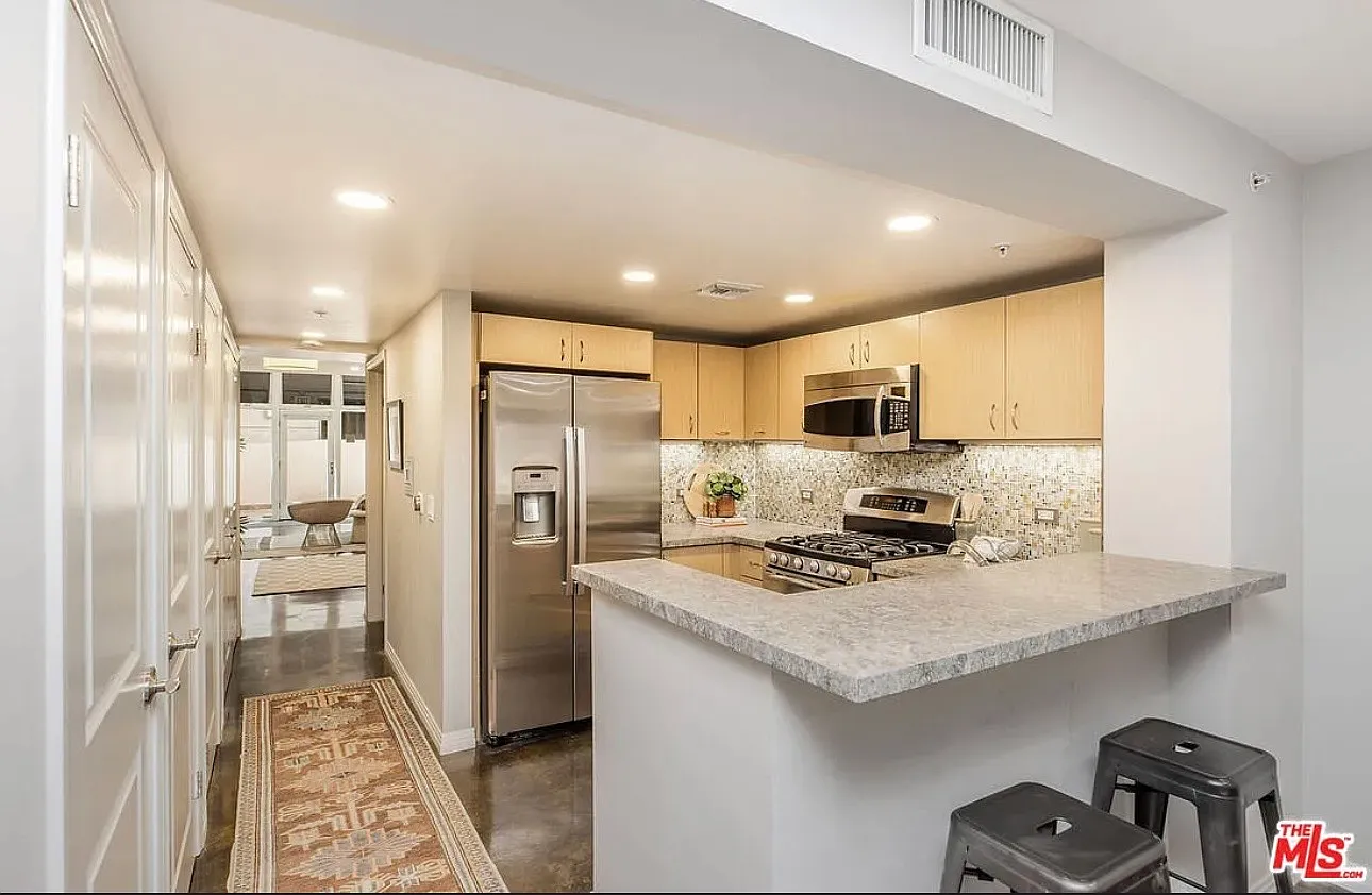 2 bed, 1.5 bath, 1720 sqft, $5,240 — Photo 4