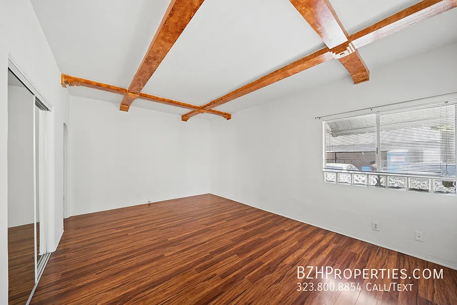 Spacious 1 Bedroom in the Heart of Beverly Hills — Photo 2