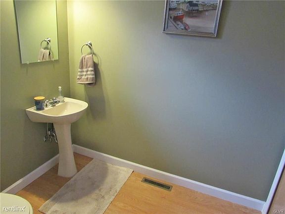 1/2 Bathroom