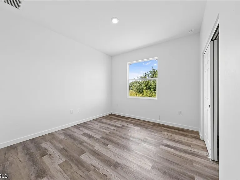 1530 Gilbert Ave S — Photo 15