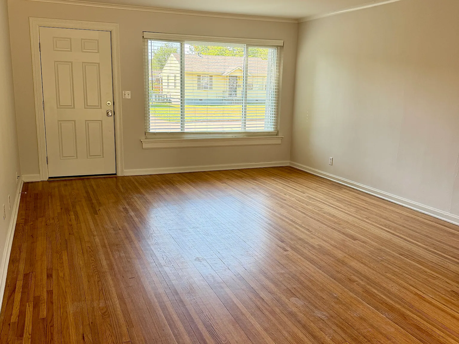 3 bed, 1040 sqft, $1,750 — Photo 2