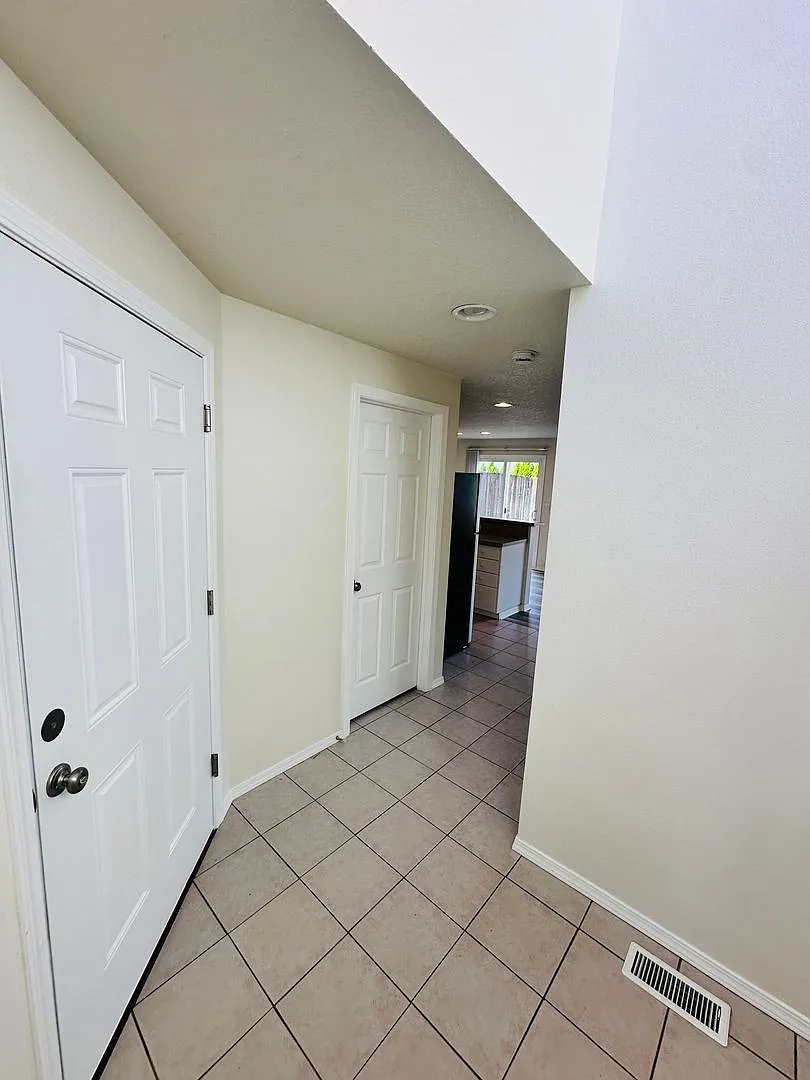 Light & Bright in Great Salmon Creek Location — Photo 4