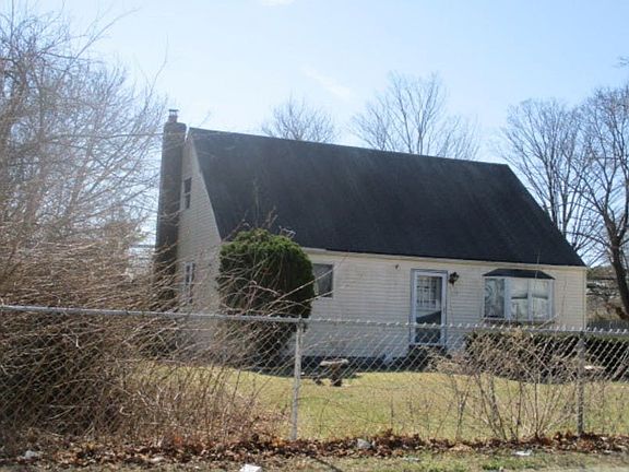 5th image of 114 Suffolk Ave