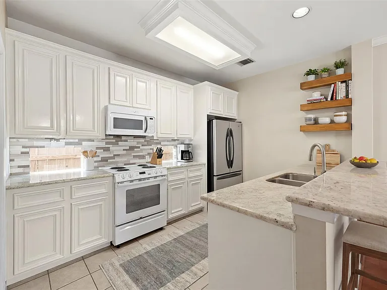 1708 Dennis St — Photo 3