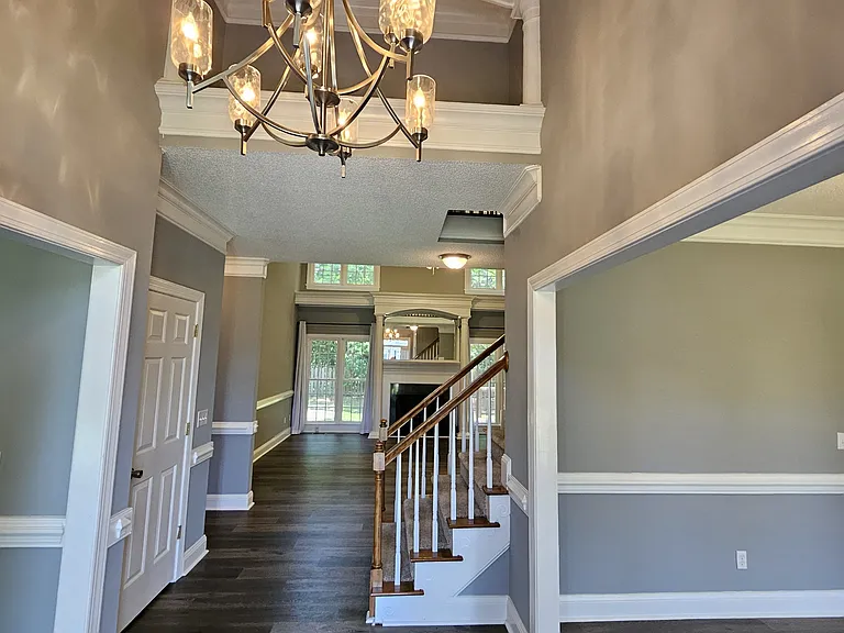 214 N Marion Dr — Photo 2