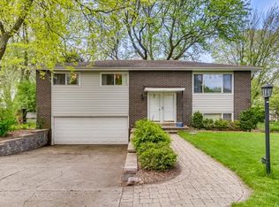 1921 E Pawnee Ln, Mount Prospect, IL 60056