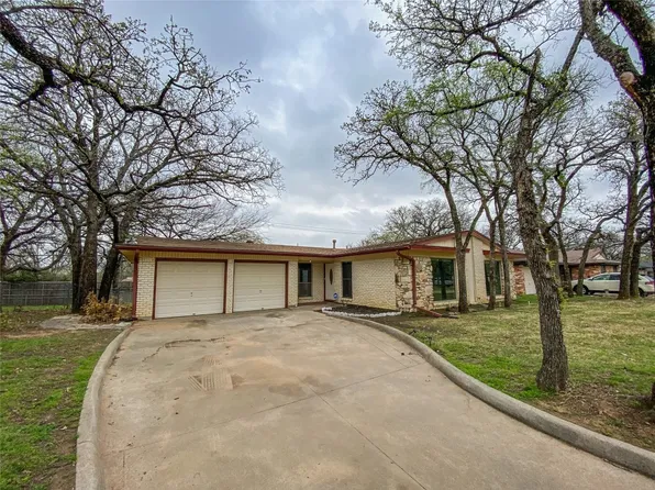 81 Stonegate Dr, Bedford, TX 76022