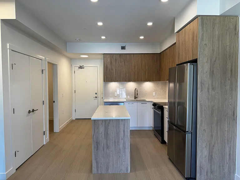 82 1st St #611 — Photo 3