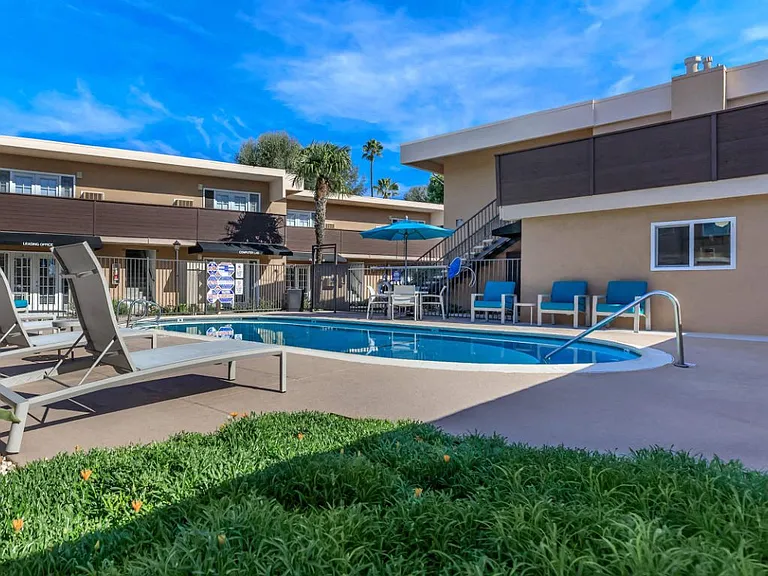 Dorado Plaza Apartments — Photo 4