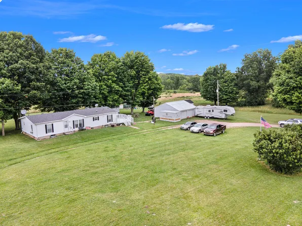 885 Q Dr S, Fulton, MI 49052