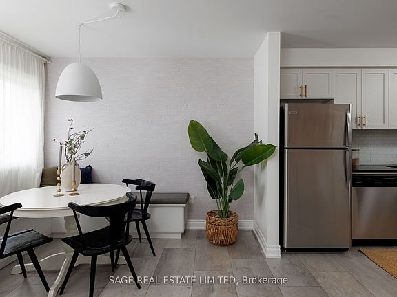 4th image of 427 Royal York Rd