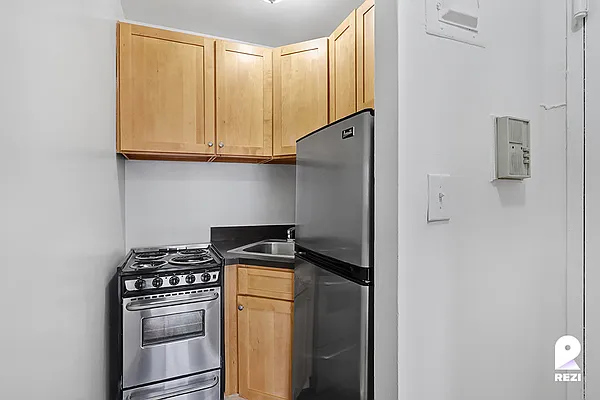 Rented by REZI | media 12