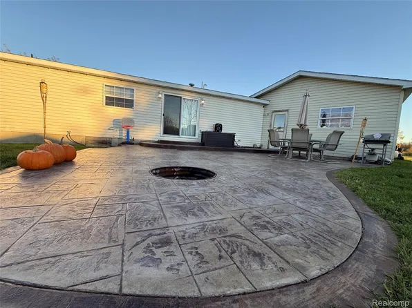 5106 Hawthorn Dr, Brown City, MI 48416