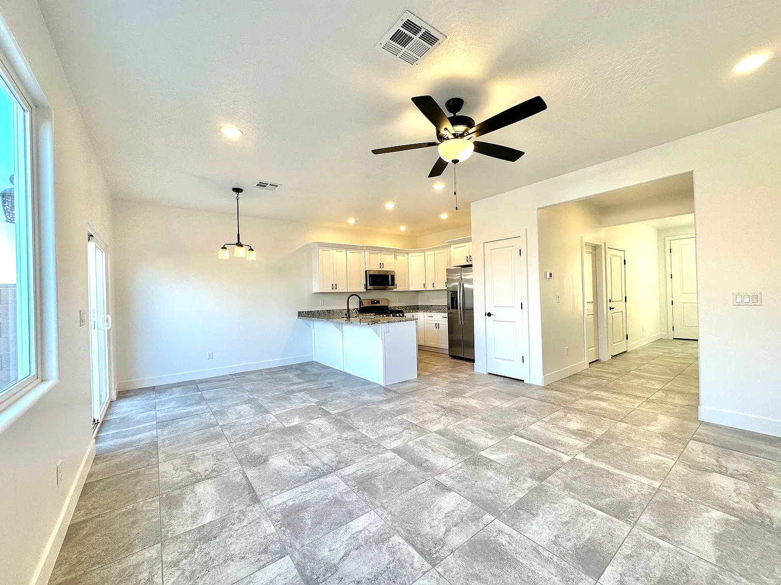 Must See 3 Bedroom 2.5 Bathroom Condo — Photo 2