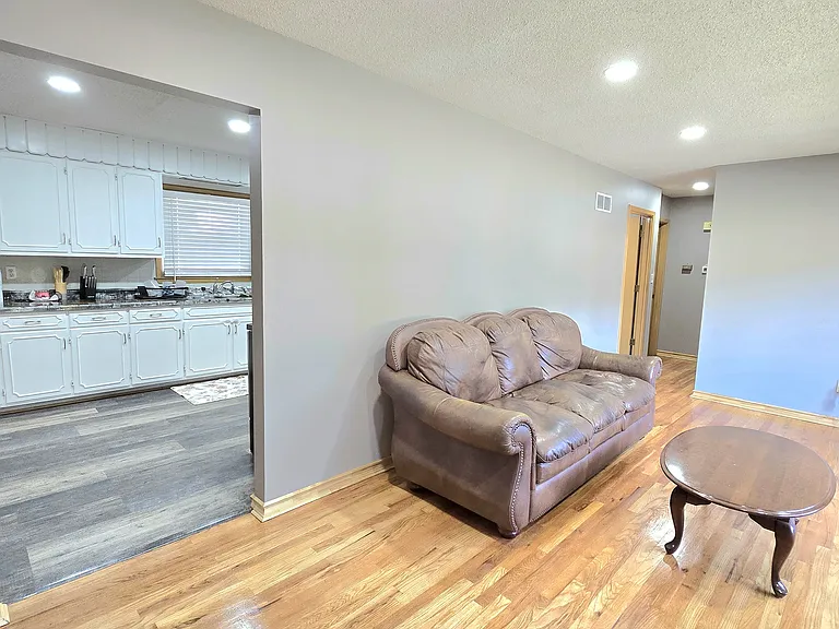 619 NE 39th Ter — Photo 3