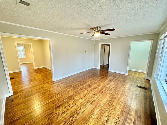 3rd image of 2914 Hoskins Dr