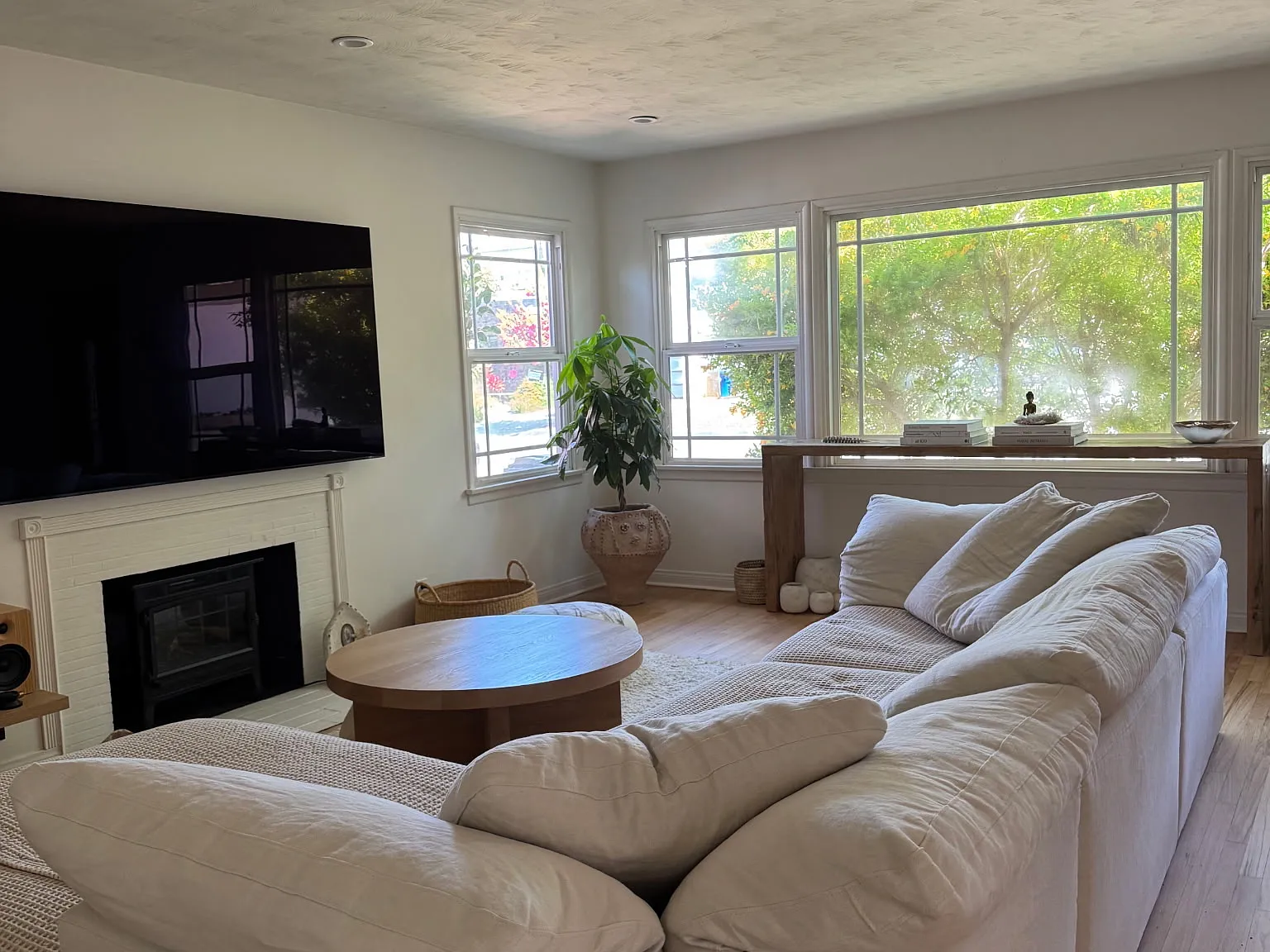 2 bed, 1093 sqft, $5,200 — Photo 1