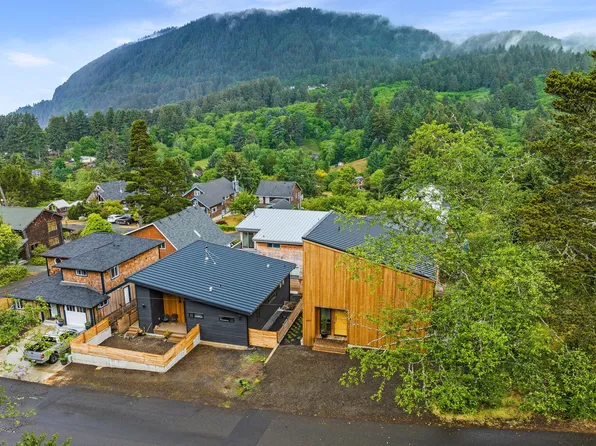 409 College Ave, Manzanita, OR 97130
