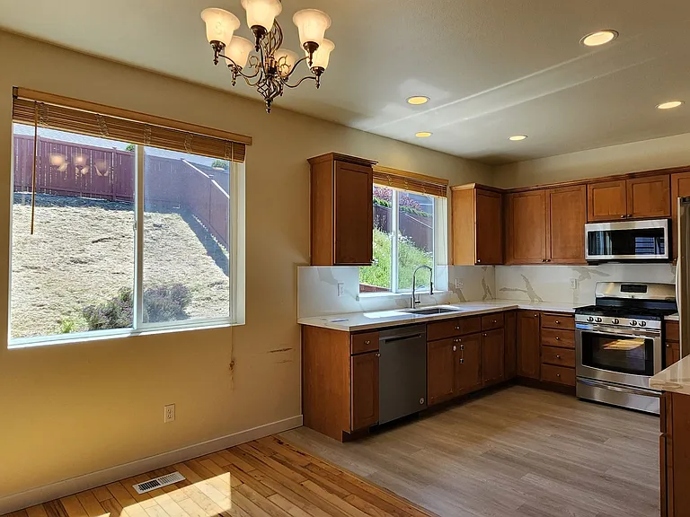 2567 NE Kensington Ct — Photo 14