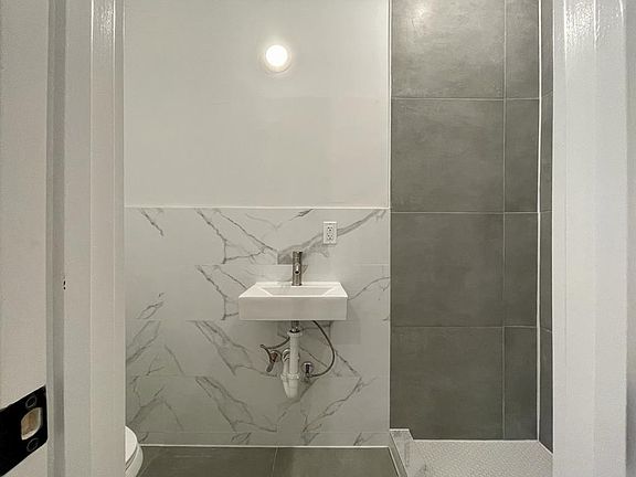 4th image of 79 Stuyvesant Ave #1LA