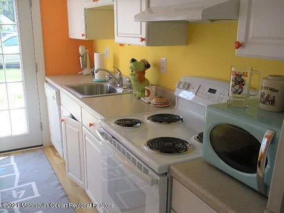 5th image of 454 Chesterfield Court #A