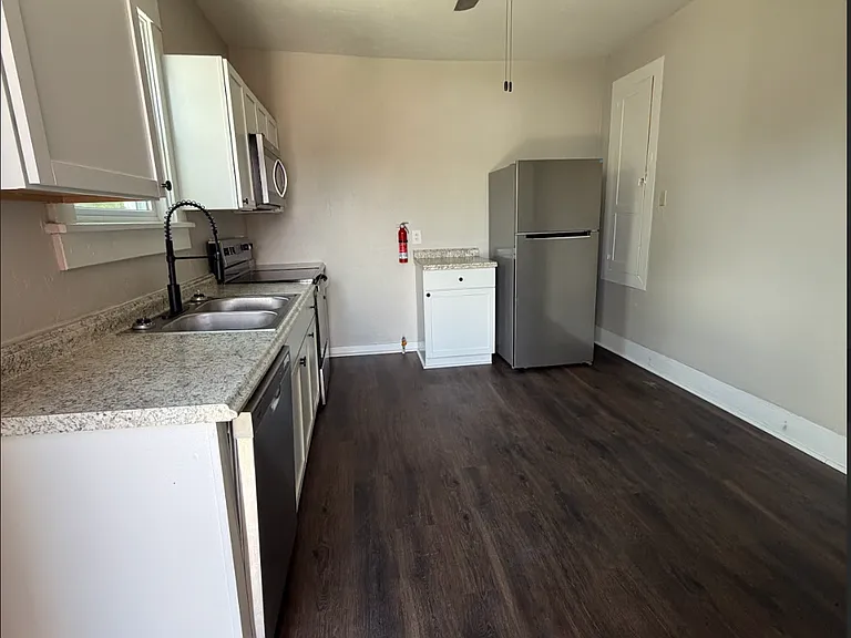 438 Westminster Ave #1 — Photo 3