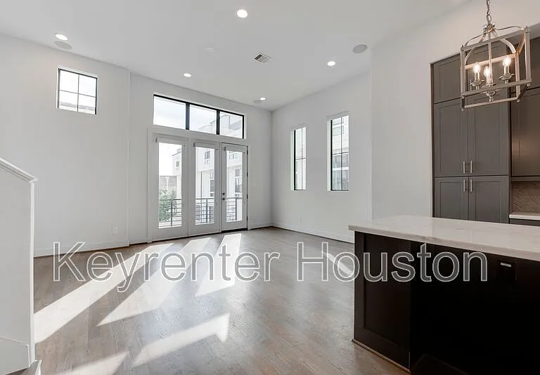 2928 Lamar St — Photo 16