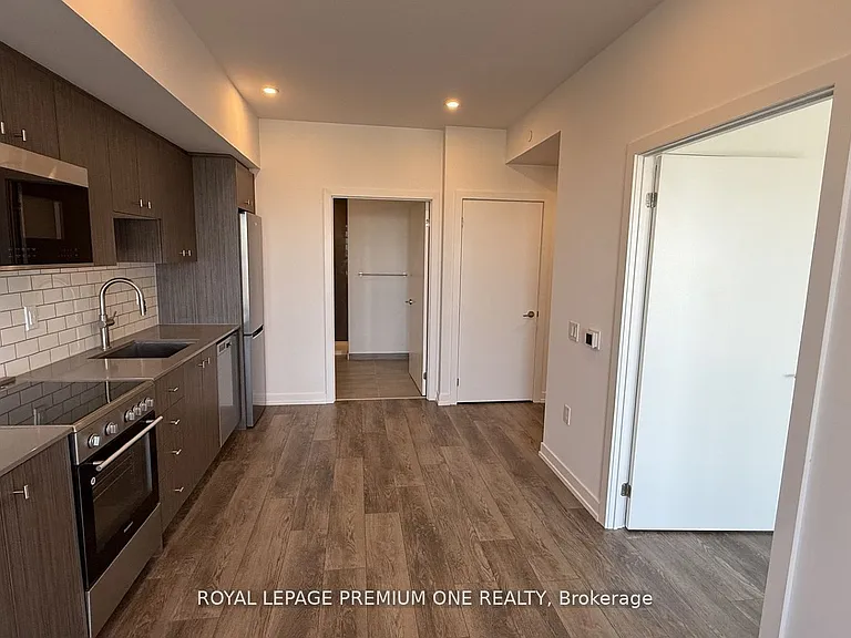 15 Wellington St S #2414 — Photo 9