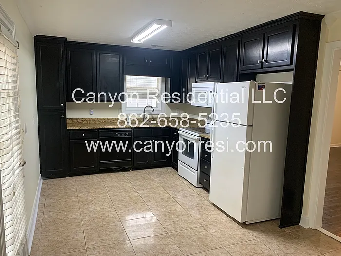 125 Bay Court Dr — Photo 2