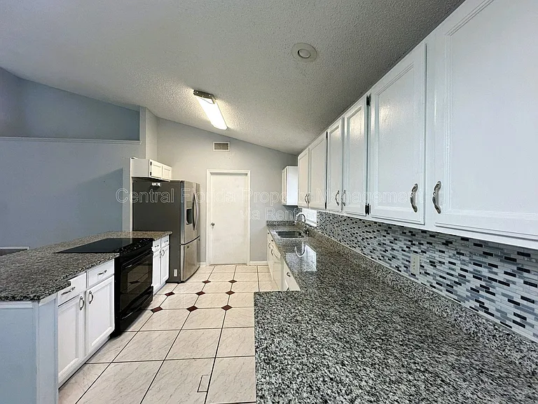 11818 Shotgate Ct — Photo 12