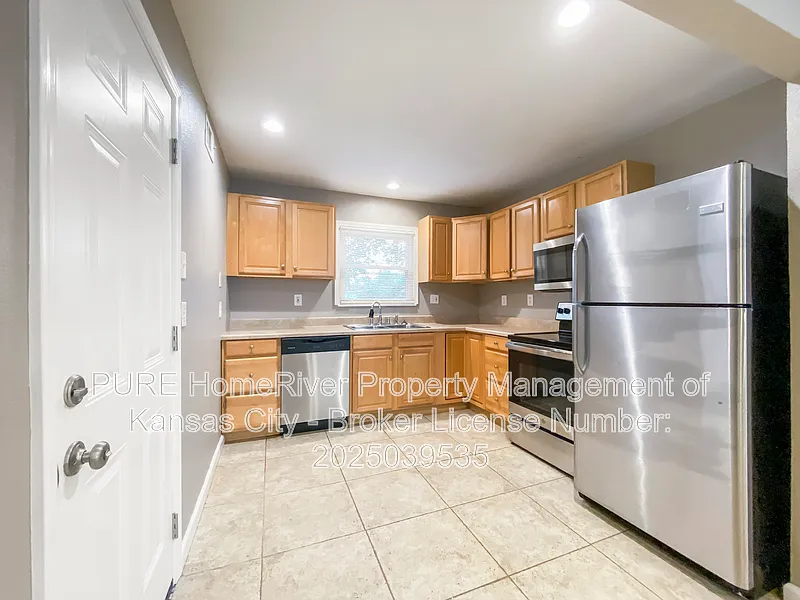 3 bed, 1.0 bath, 910 sqft, $1,900 — Photo 2