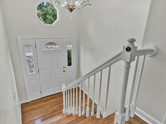 4th image of 320 Swan Dr
