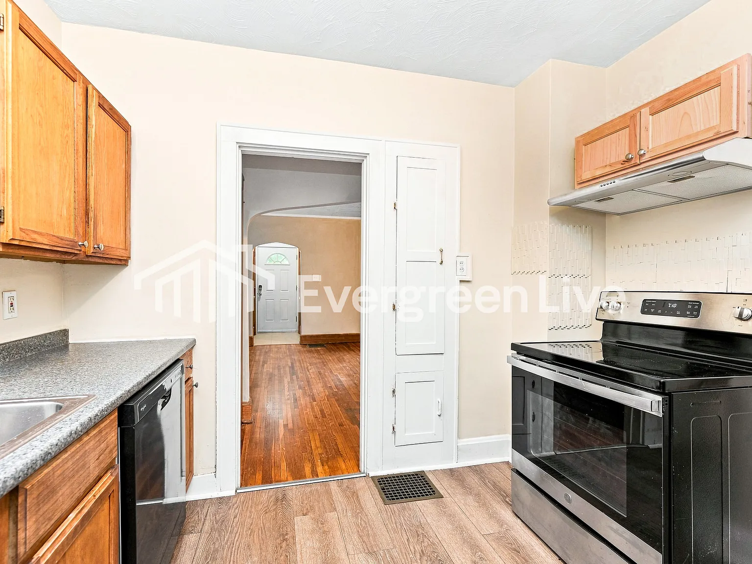 3 bed, 1.0 bath, 1380 sqft, $1,745 — Photo 4